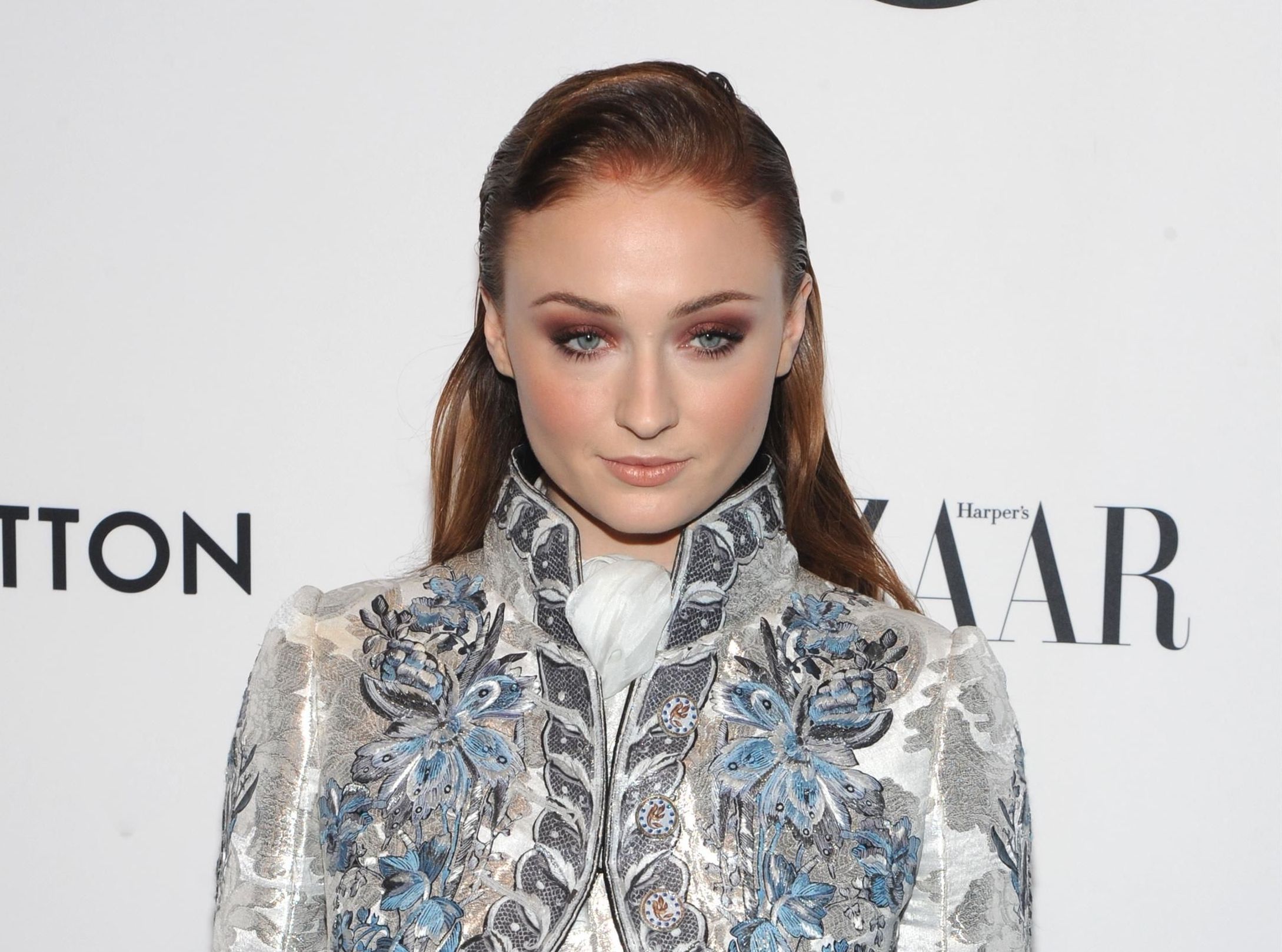 Sophie Turner și-a schimbat look-ul și ne duce cu gândul la Daenerys Targaryen
