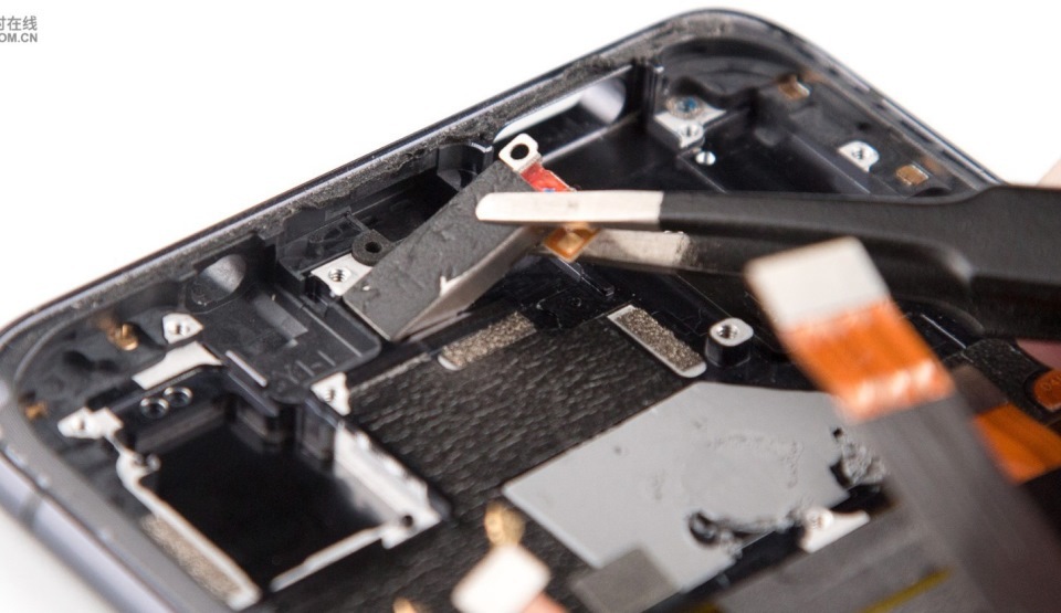 Cum arată la interior Vivo NEX, noul smartphone cu design all-screen şi cameră foto retractabilă