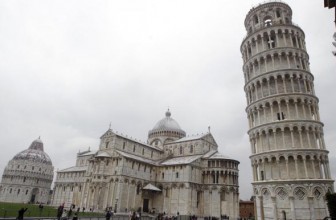 Turnul din Pisa se îndreaptă singur