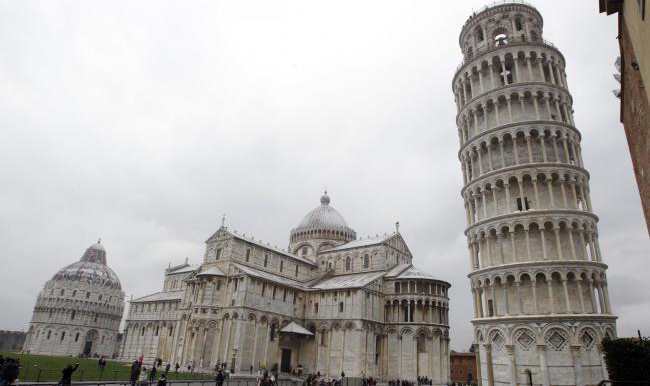 Turnul din Pisa se indreapta
